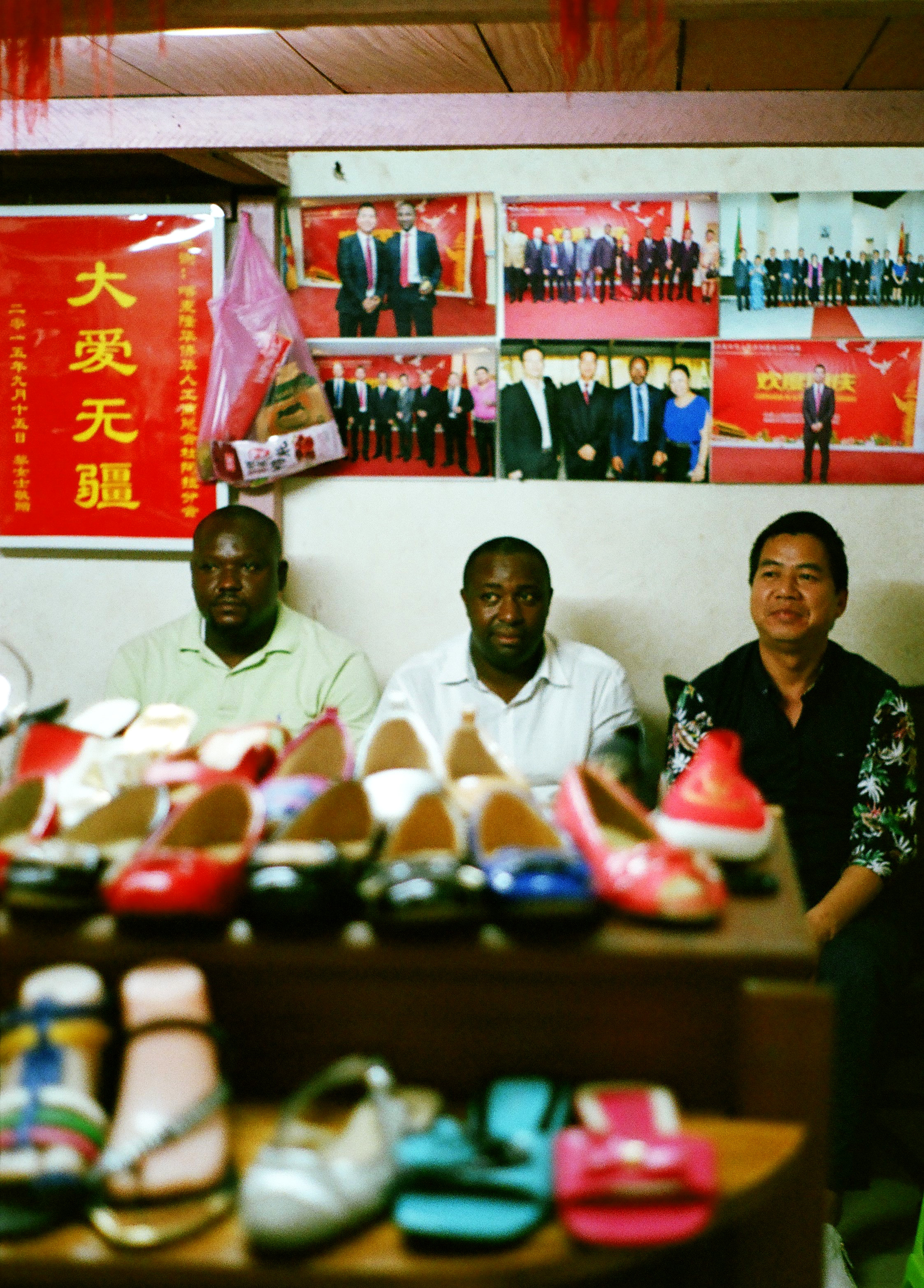Les dirigeants associatifs dans une boutique chinoise de Douala.